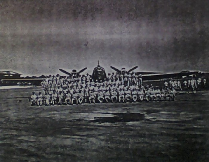 06. 26 Squadron SAAF Air crews in front of a Wellington (1944_45)